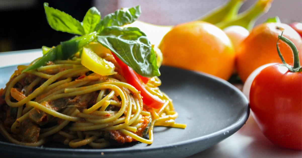This great family recipe for spaghetti with sweet pepper sauce has lots of vegetables thanks to the soffritto base, and when they’re combined into this sweet sauce, kids just love it.