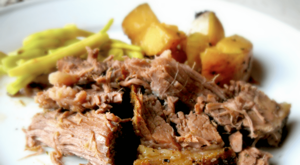Slow cooker beef and potatoes ... is there anything better when the weather start to get cool? This is SUCH a comfort food, and soooo easy to make!