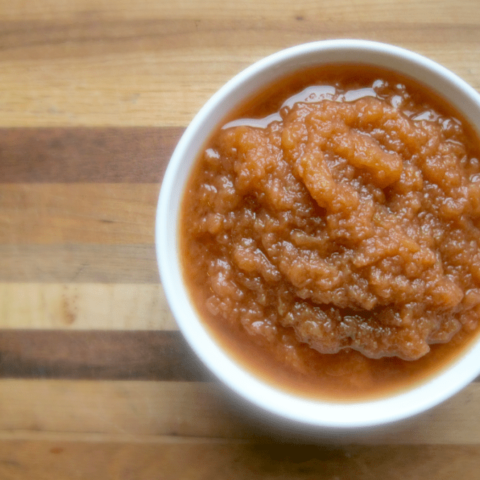 Easy homemade slow cooker applesauce — tastes amazing, and makes your house smell delightful!