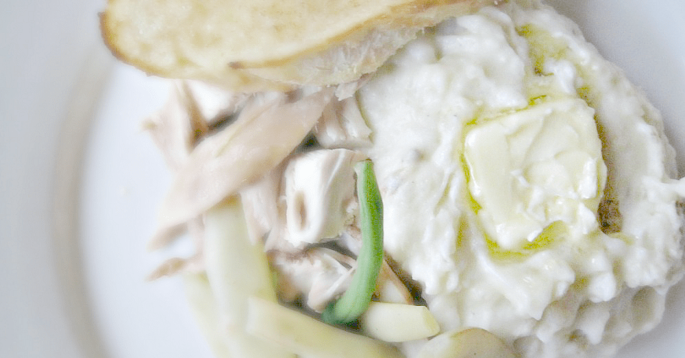 Delicious chicken and creamy rice served with fresh vegetables and crispy toasted bread.